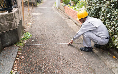 測量をする男性作業員